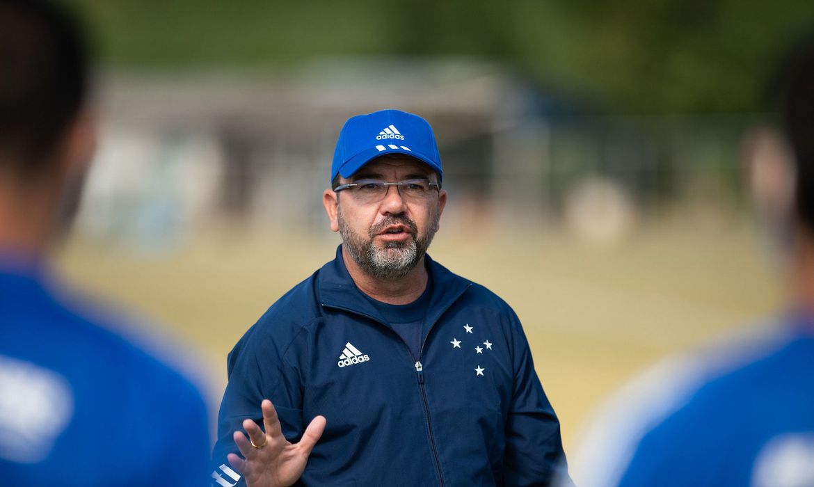 O Goiás divulgou no final da tarde desta segunda (28) a troca no comando técnico de sua equipe. Thiago Larghi sai para a chegada de Enderson Moreira