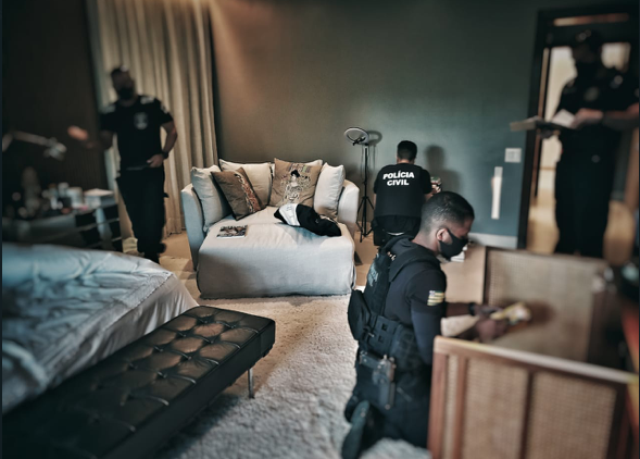Agentes da Polícia Civil cumprem mandados de busca e apreensão (Foto: PC)