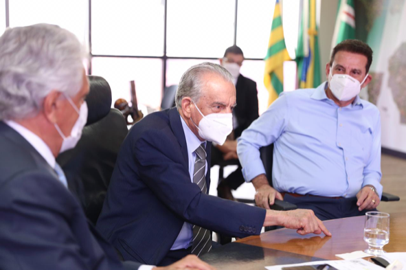 Governador Ronaldo Caiado e candidato a prefeito Vanderlan Cardoso em visita ao gabinete de Iris (Foto: Assessoria)