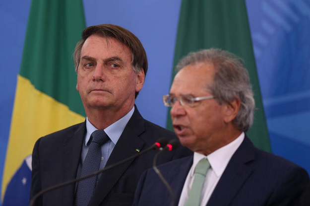Presidente Jair Bolsonaro observa ministro Paulo Guedes (Imagem: Pedro Ladeira/ Folhapress 1.abri.2020)