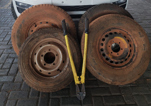 Estepes que a dupla suspeita admitiu ter furtado, nos setores Bueno e Coimbra (Foto: Polícia Militar)