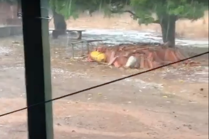 Granizo cai com a forte chuva em São Sebastião, nesta segunda-feira (Foto: Reprodução)