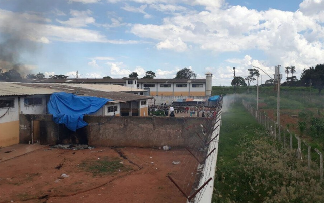 Presos fazem rebelião na Colônia Agroindustrial em Aparecida de Goiânia Goiás — Foto: Reprodução/TV Anhanguera