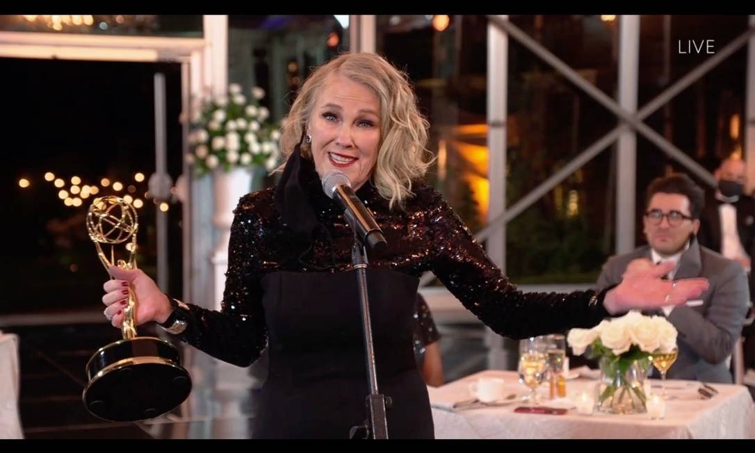 Catherine O'Hara discursa após receber seu prêmio de melhor atriz em comédia, na série 'Schitt's Creek' Foto: - / AFP