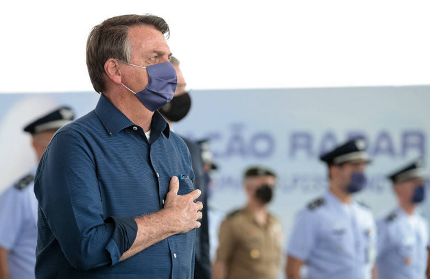 Bolsonaro na execução do Hino Nacional Brasileiro, em Corumbá (MS) (Foto: Carolina Antunes - 18.agosto.2020-PR/Folhapress)
