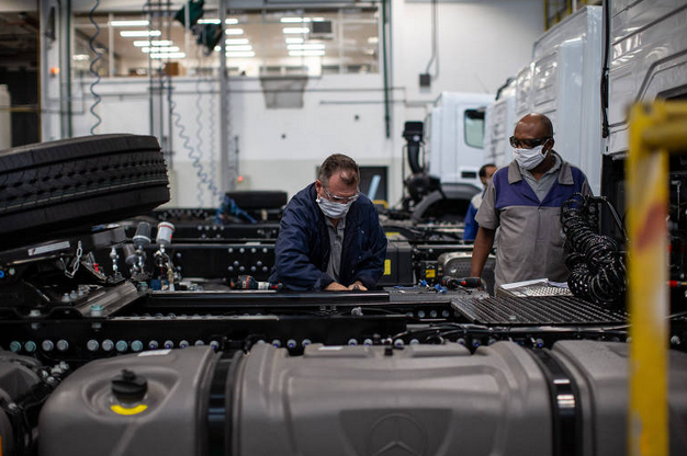 Paralisada em quase todo mês de abril e ainda em baixa atividades nos meses seguintes, a industria teve queda de 6,5% (Imagem: Bruno Santos/Folhapress)