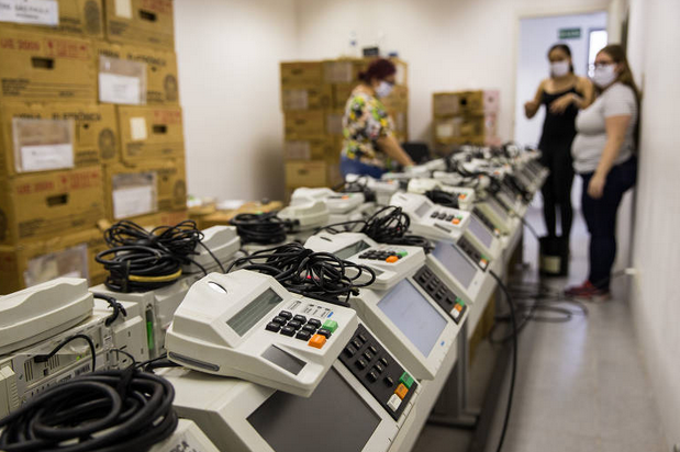 Servidores da Justiça Eleitoral ajustam, em São Paulo (Foto: Zanone Fraissant / Folhapress)