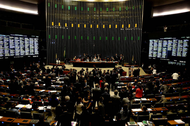 Parlamentares, que possuem cargos eletivos, não se enquadram na reforma (Foto: Alan Marques / Folhapress)