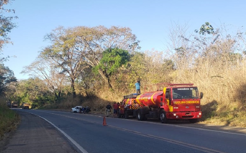 Três pessoas morrem após batida entre carro e caminhão, em Anápolis