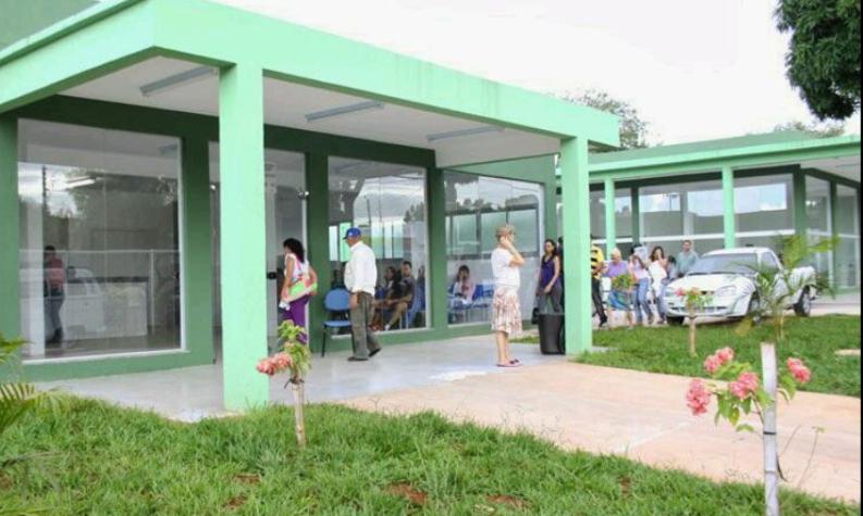 Bombeiros resgatam mulher que ficou presa às ferragens após bater em poste