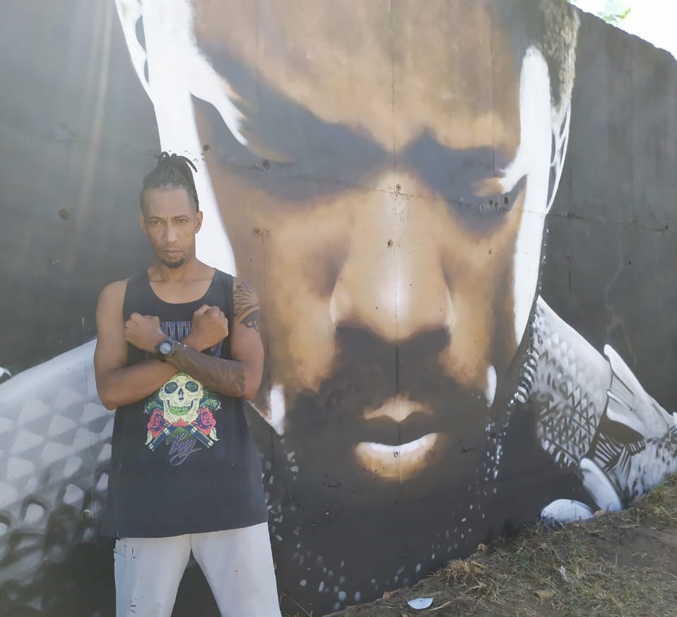 Artista goiano pinta mural de 'Pantera Negra' na Marginal Botafogo