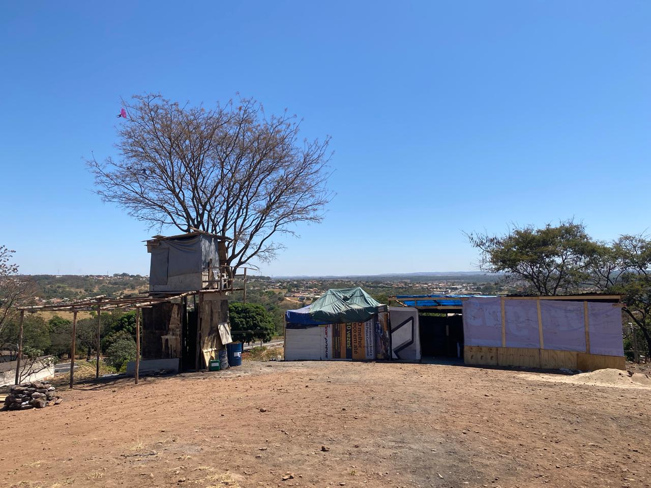Equipes da Amma retiraram, na última terça-feira (8), tendas e construções religiosas feitas irregularmente no Morro do Além, em Goiânia. (Foto: divulgação/Amma)