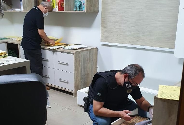 Mandado de busca e apreensão em escritório de advocacia suspeito de fraudar INSS (Foto: PF/ Divulgaçã)