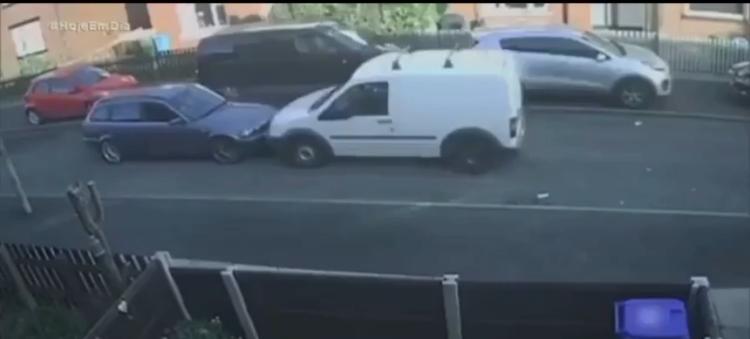 Motoristas promovem “empurra-empurra” de carros durante briga de trânsito