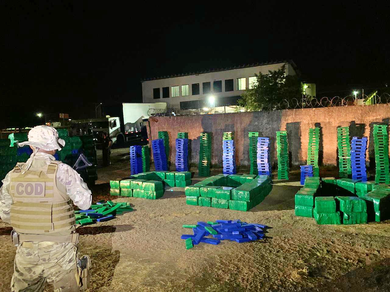 Equipes da Polícia Militar (PM) apreenderam quase seis toneladas de maconha, próximo à cidade de Cristalina. (Foto: divulgação/PM)