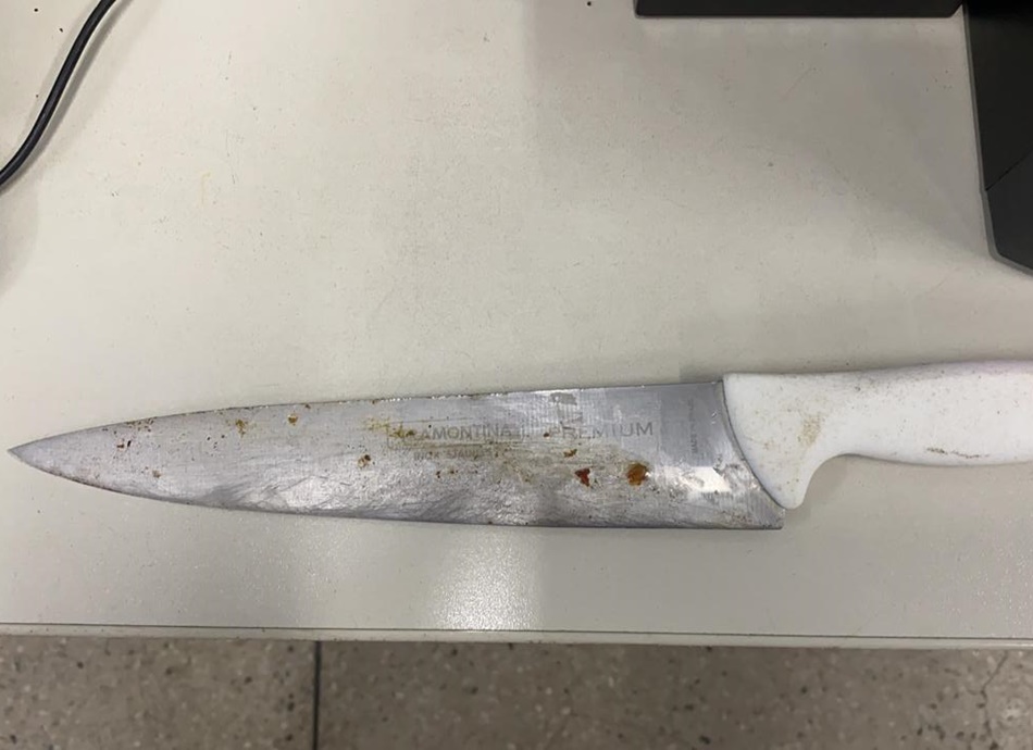 Faca usada na tentativa de homicídio em Goiânia (Foto: PM / Divulgação)