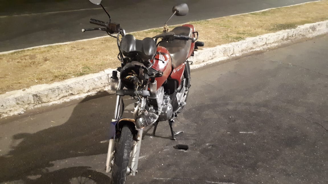 Um motociclista ficou gravemente ferido depois de colidir a moto contra um meio-fio do canteiro central, na Av. Independência, em Goiânia. (Foto: divulgação/Dict)