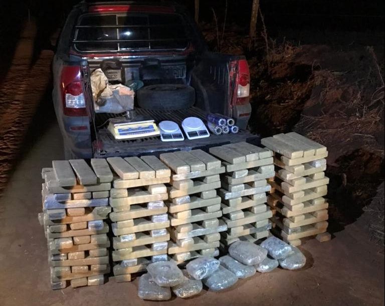 Dois homens foram presos suspeitos de tráfico de drogas na GO-568, em Palmeiras de Goiás, na noite de sábado (19).