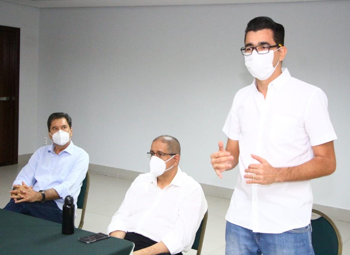 os deputados estaduais Vinicius Cirqueira (PROS) e Lucas Calil (PSD) declaram apoio a Maguito Vilela (MDB)