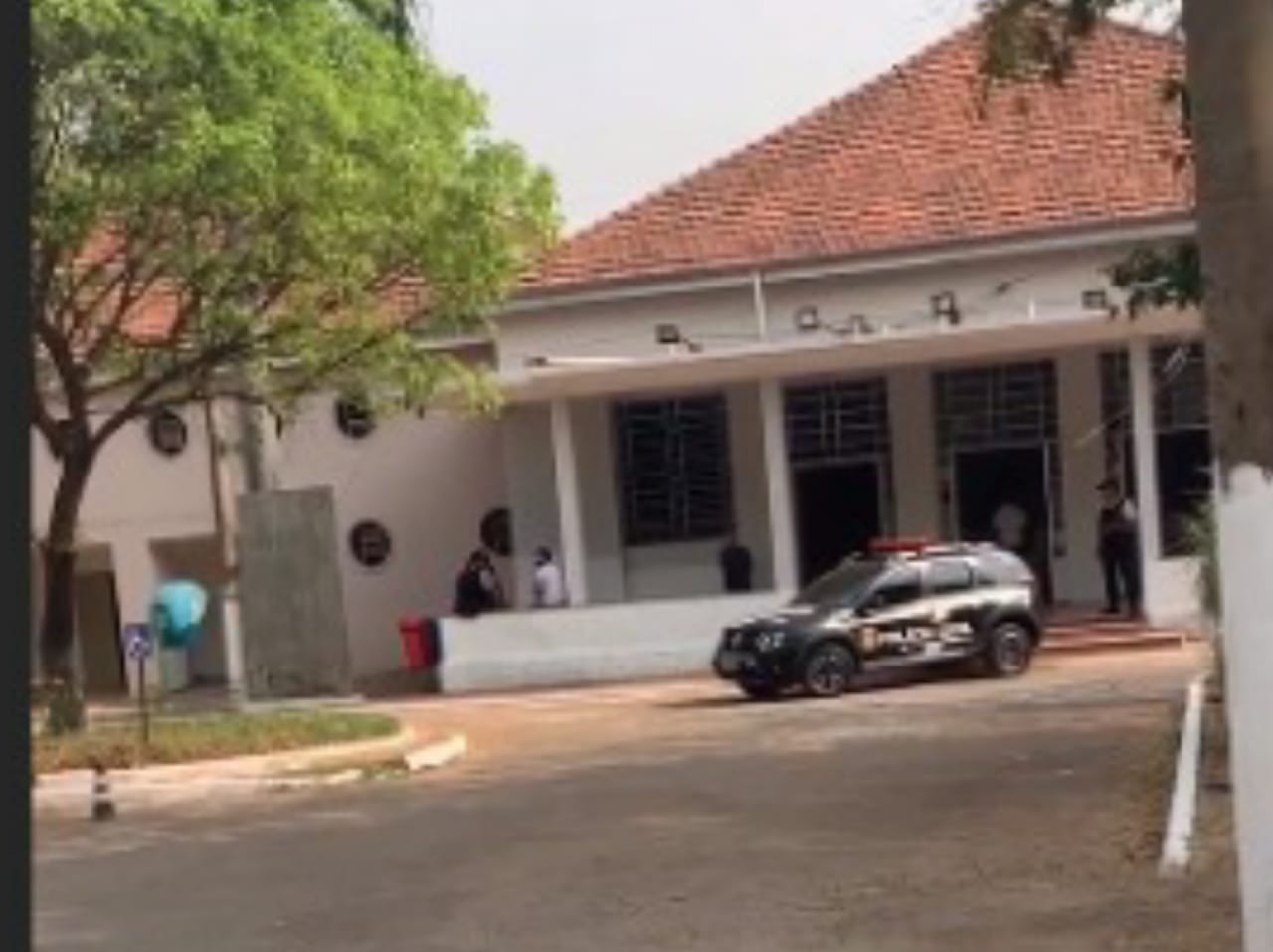 A Polícia Civil cumpre mandados de busca e apreensão na sede da Secretaria de Educação de Goiás por suposta compra irregular de álcool em gel. (Foto: reprodução)