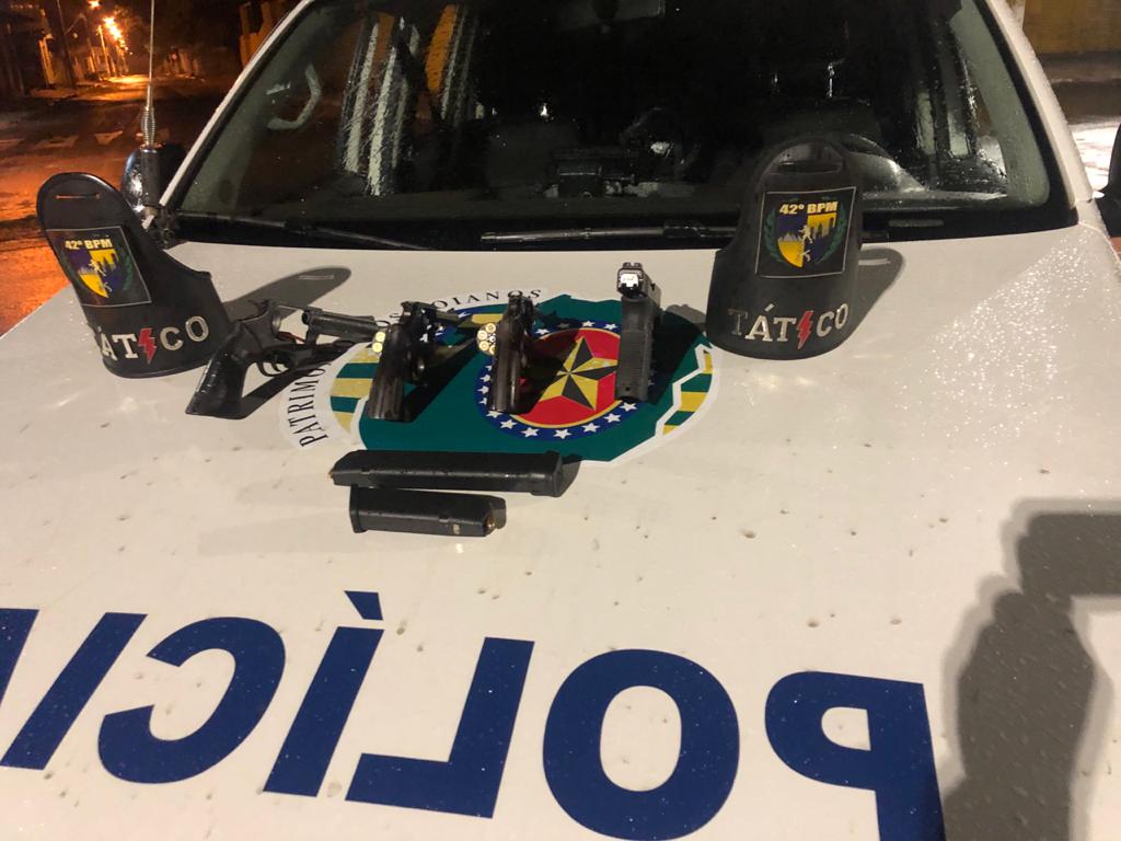 Uma troca de tiros terminou com a morte de quatro suspeitos de roubos a caixas eletrônicos entre Trindade e Abadia de Goiás. (Foto: divulgação/PM)