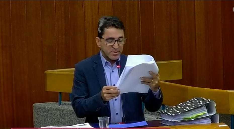 Vereador Cabo Senna (Patriota) durante leitura do relatório da revisão Plano Diretor de Goiânia na Comissão Mista (Foto: Reprodução)