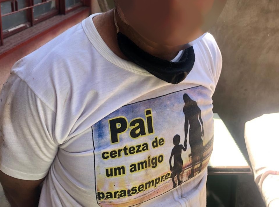 No momento em que foi preso, homem usava camiseta com os dizeres: “Pai, certeza de um amigo para sempre”