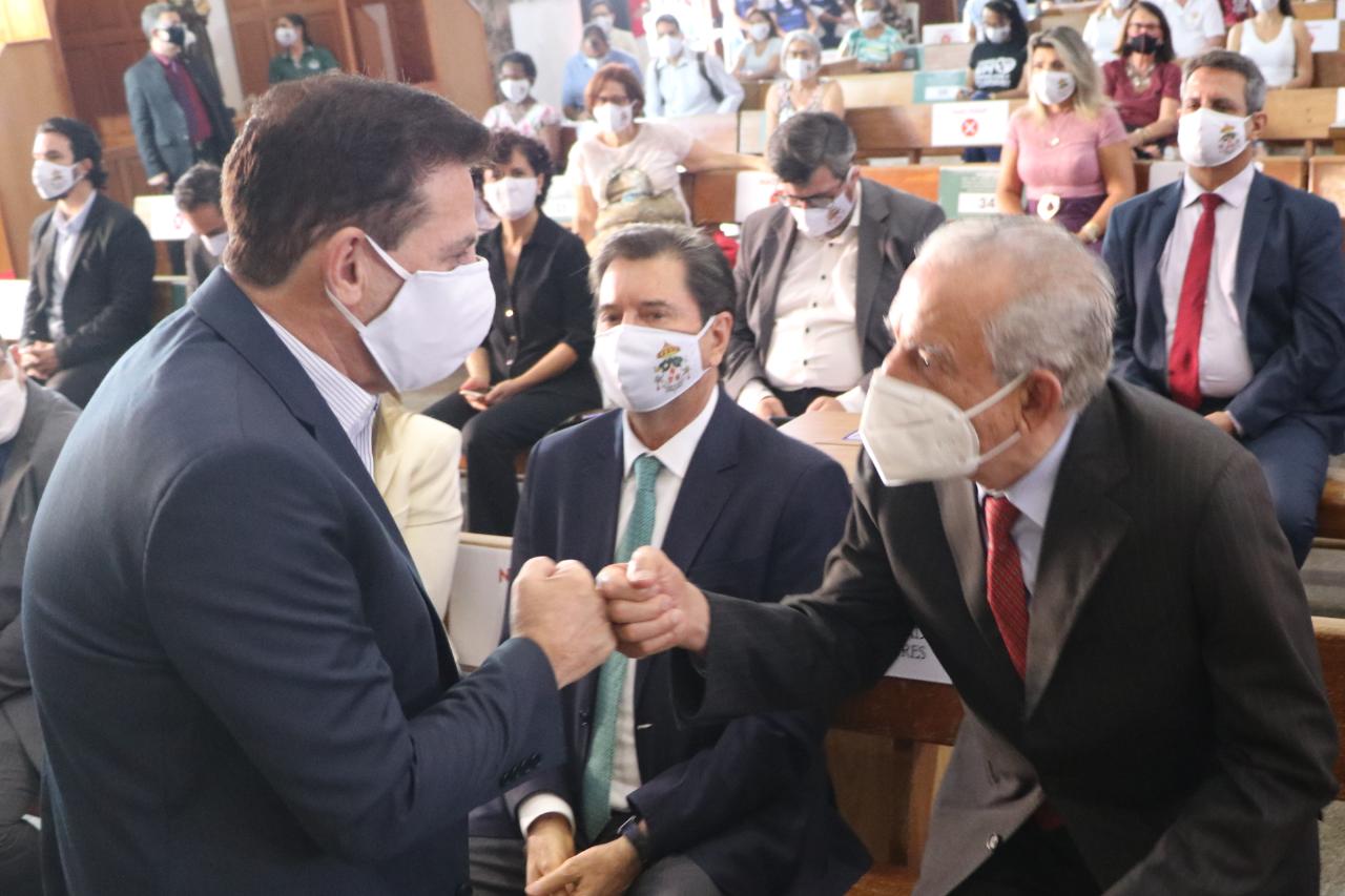 Vanderlan cumprimenta Iris sob olhares de Maguito no começo da campanha eleitoral (Foto: Marco Monteiro)