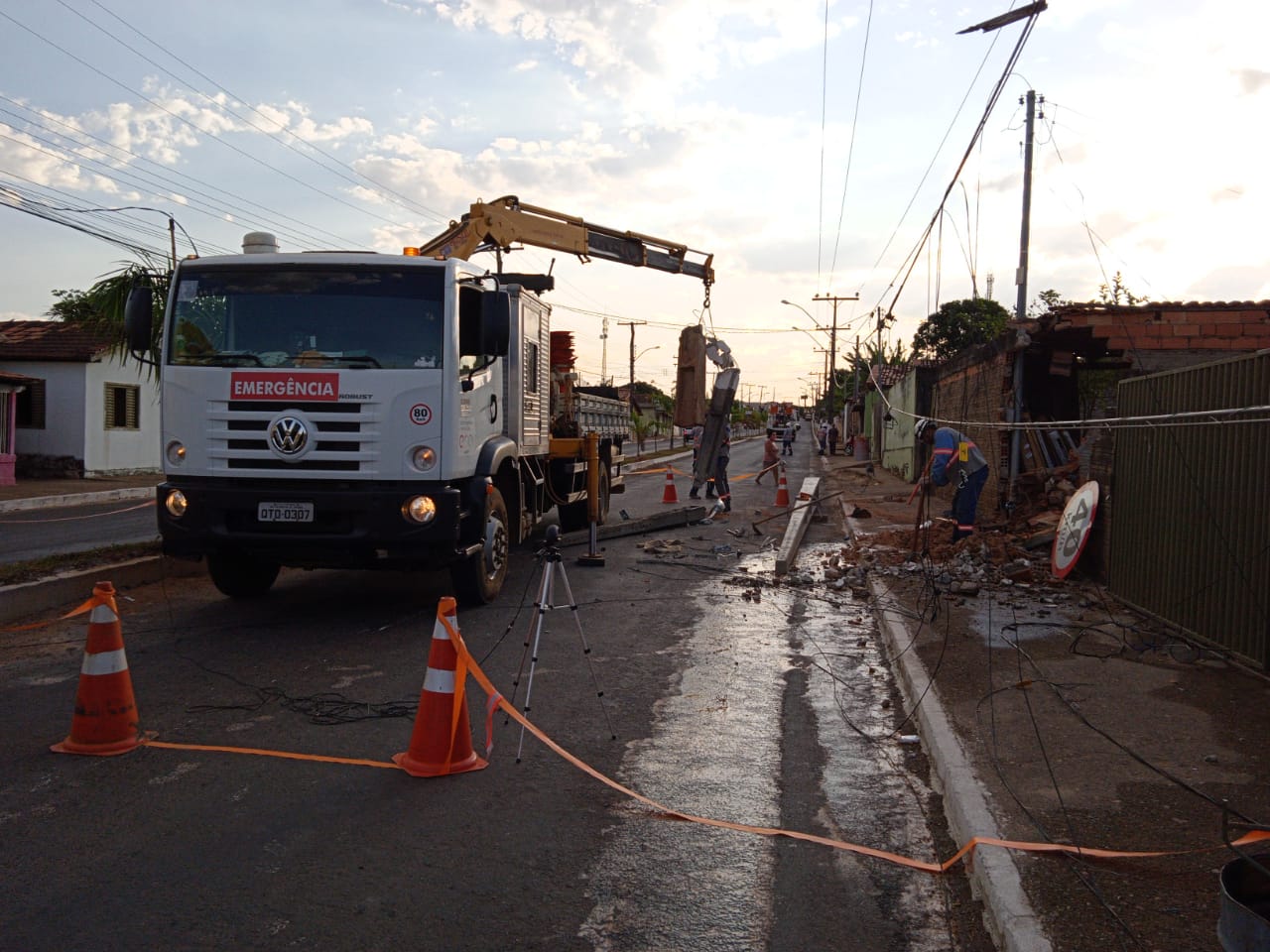 Em Goiandira, caminhão desgovernado atinge muro de uma casa