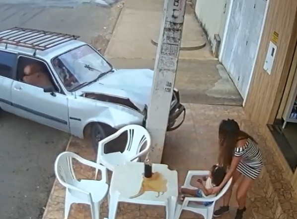 A balconista Juliana Macedo disse que teve um grande livramento após quase ser atropelada por um carro em alta velocidade, em Anápolis. (Foto: reprodução)