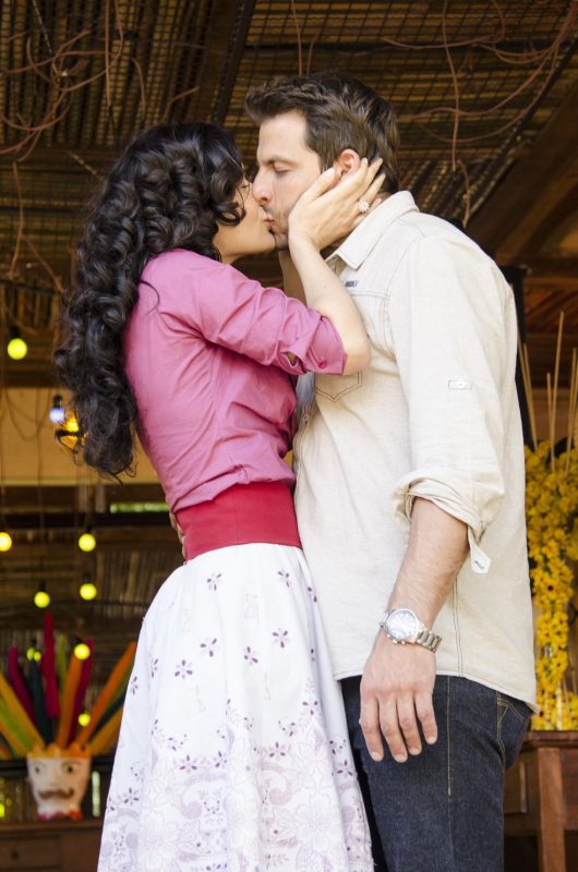 Cassiano (Henri Castelli) e Cristal (Moro Anghileri) se beijam, em 'Flor do Caribe' — (Foto: TV Globo/Raphael Dias)