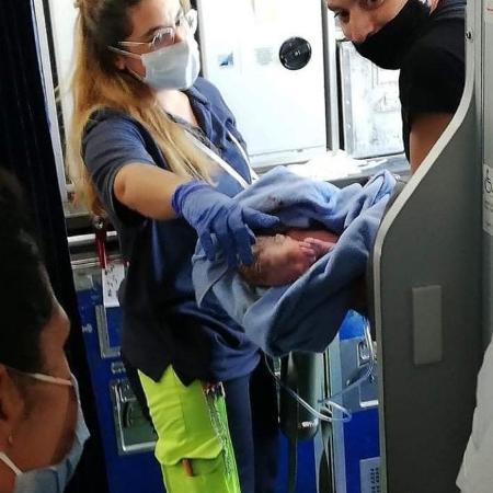 Depois de nascer em voo da EgyptAir em Londres, um bebê ganhou o dinheiro de viajar de graça para o resto da vida. (Foto: reprodução)