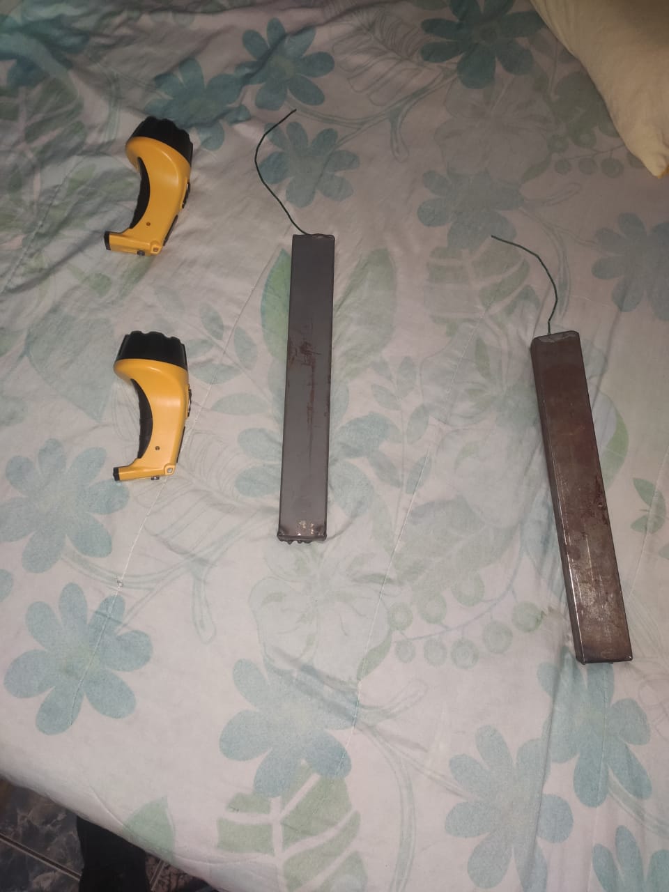 Lanternas, barras de ferro e bananas de dinamite foram apreendidos (Foto: Divulgação/PM)