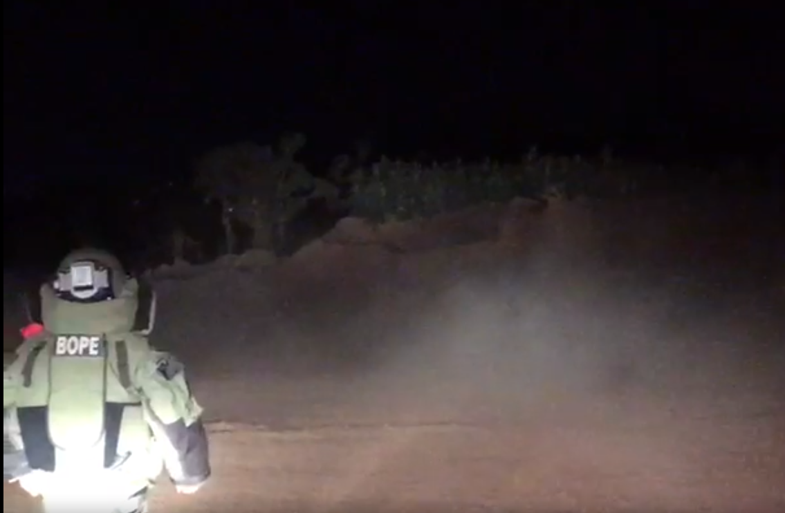 Policial do Bope com traje antibombas durante detonação controlada dos explosivos (Foto: divulgação/PM)