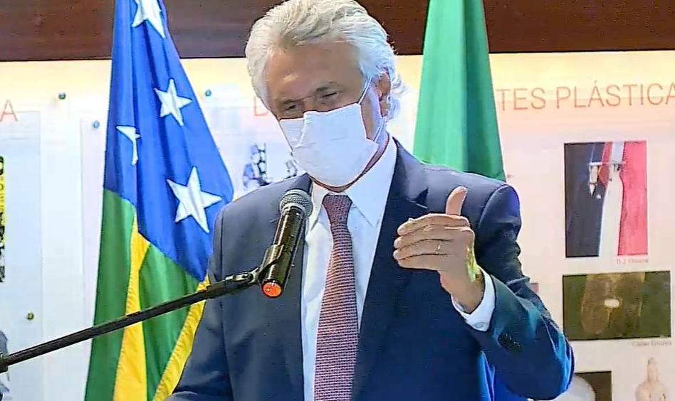 Caiado reforça que aulas presenciais retornam com vacina