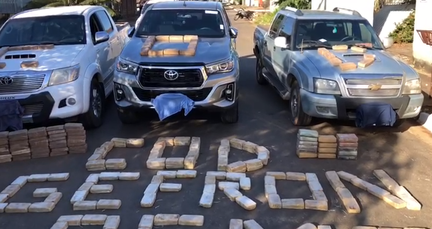 Veículos, droga e detidos foram levados para delegacia da PF, em Goiânia (Foto: divulgação/COD)