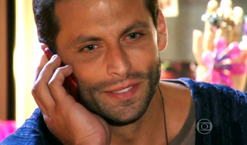 Cassiano (Henri Castelli) avisa a Chico (Cacá Amaral) que vai voltar ao Brasil - 'Flor do Caribe' — (Foto: Globo)