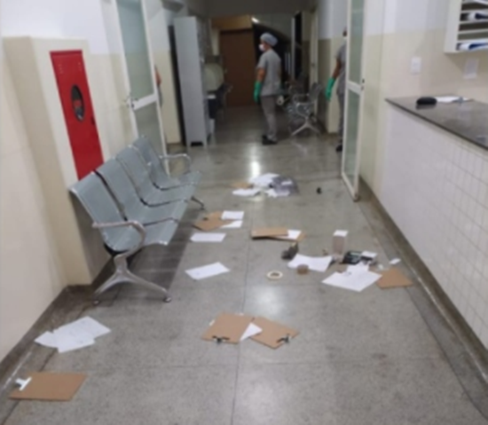 Prontuários jogados no chão no Hospital de Campanha de Catalão (Foto: Reprodução)
