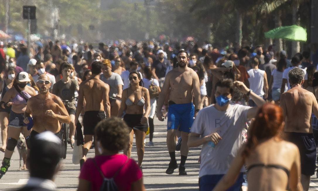 Com o afrouxamento das medidas de isolamento social, muita gente passou a aproveitar a praia no Rio de Janeiro (Foto: Márcia Foletto / Agência O Globo)