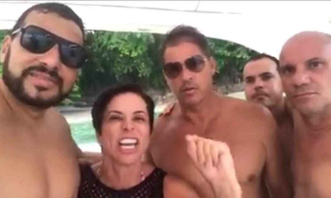 Em um dos momentos de maior polêmica, Cristiane aparece ao lado de quadro amigos, em um barco, defendendo sua posse no Ministério. O vídeo causou mau-estar no partido Foto: Divulgação / Agência O Globo