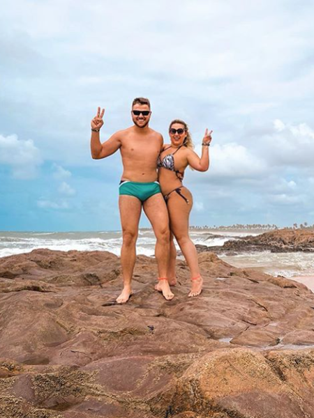 O sertanejo Zé Neto disse na tarde de hoje que o Instagram derrubou a sua foto, onde aparece ao lado da mulher e com volumão na sunga. (Foto: reprodução)