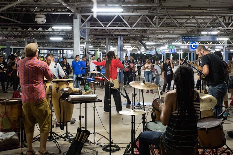 Apresentação de artistas na primeira edição Eixo Musical, em 2018 (Reprodução: Iconnect/Internet)
