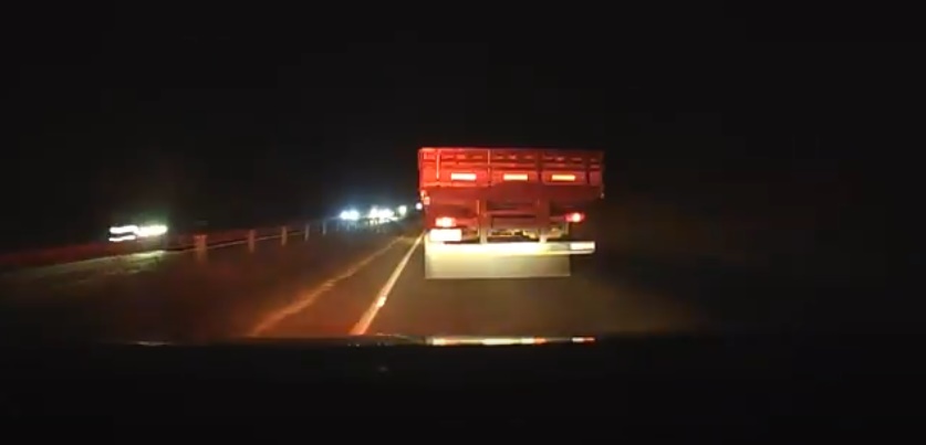 Depois de fugir por 38 km para evitar abordagem policial, um caminhoneiro de 60 anos foi preso por dirigir em embriagado, em Alexânia. (Foto: divulgação/PRF)