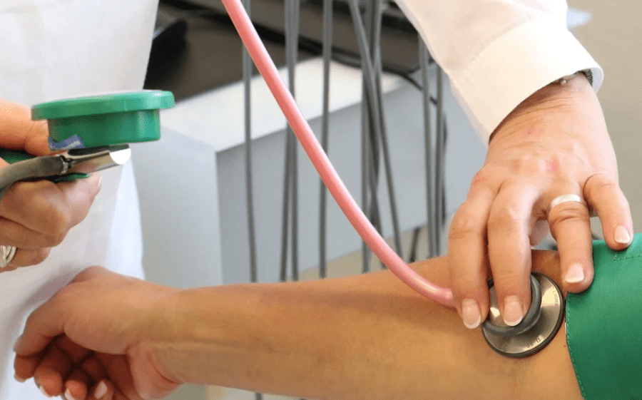 Bolsonaro sanciona piso salarial da enfermagem e remuneração vai a R$ 4.750