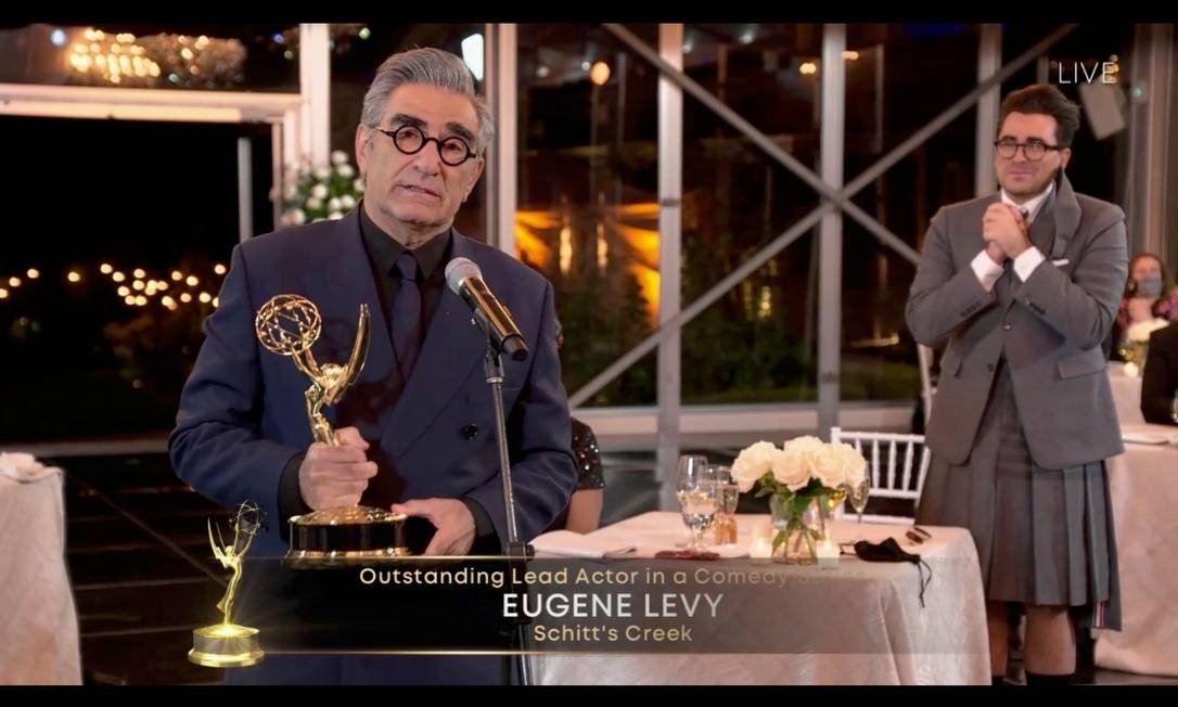 Eugene Levy e o filho, Dan Levy (ao fundo), dupla por trás de 'Schitt's Creek', melhor comédia do Emmy 2020 Foto: AFP