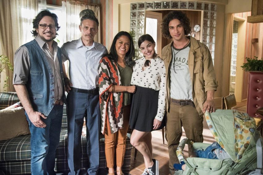 Keyla (Gabriela Medvedovski) e Roney (Lucio Mauro Filho) conhecem os pais de Deco (Pablo Morais) — (Foto: Globo / Cesar Alves)