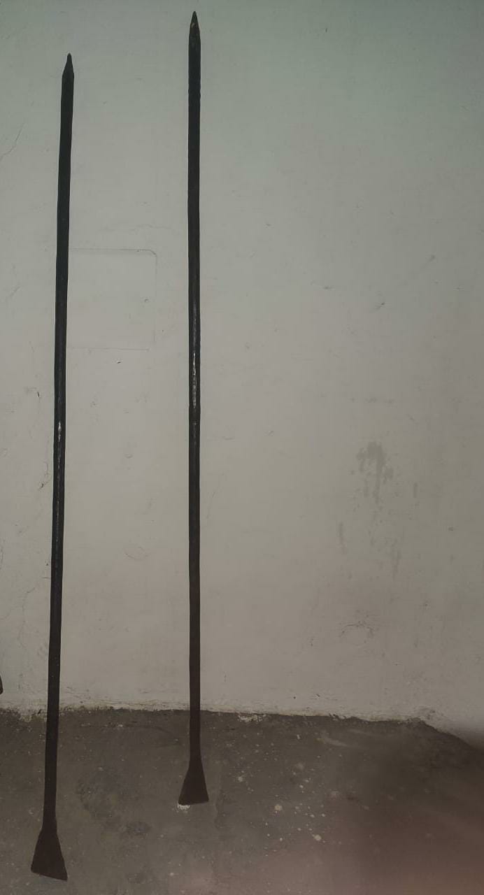 Barras de ferro que serviriam de alavancas e ferramentas de perfuração para colocação dos explosivos (Foto: divulgação/PM)