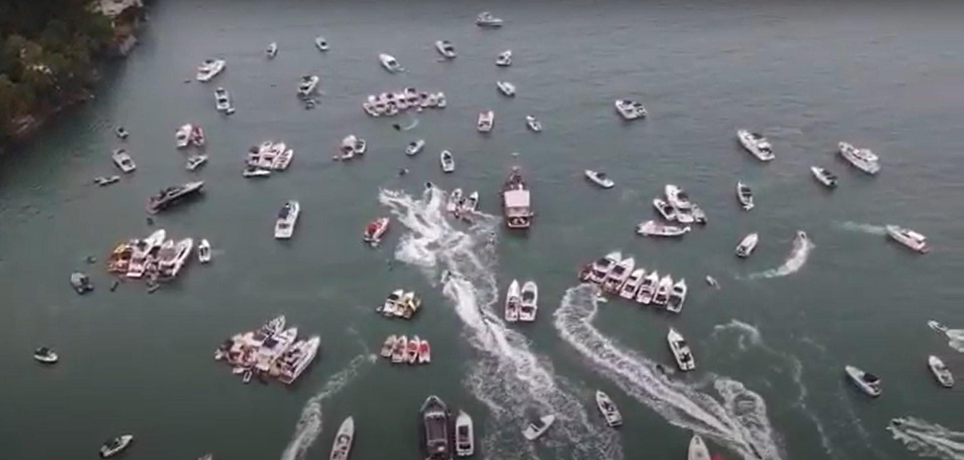 Uma festa em barcos de luxo teve aglomeração de mais de 350 pessoas e dinheiro jogado no mar no Guarujá, em São Paulo. (Foto: reprodução)