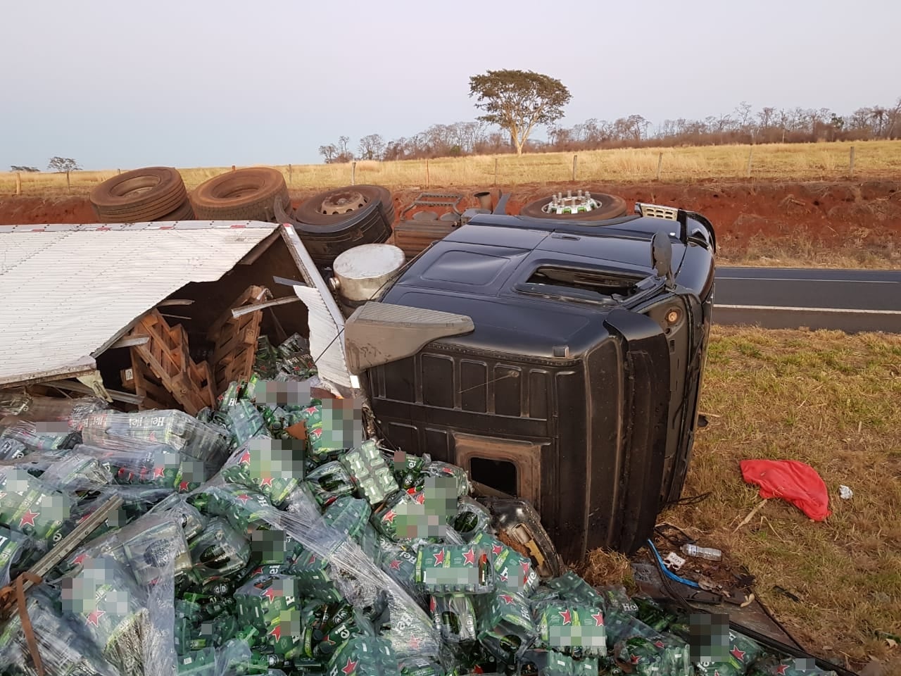 Uma carreta com carregamento de cerveja tombou, na madrugada deste domingo (6), na BR 153, no município de Goiatuba. (Foto: divulgação/PRF)