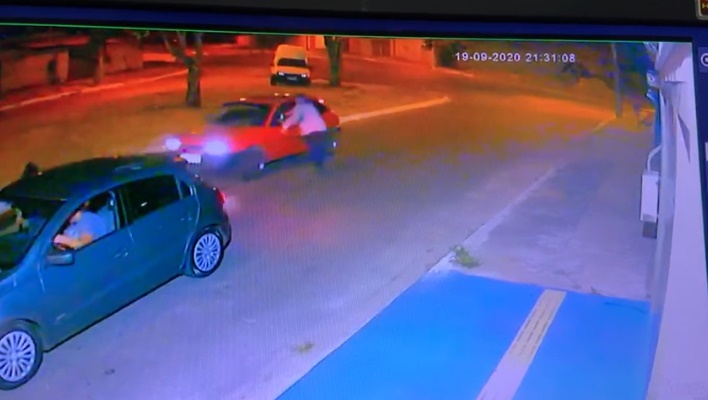 A Polícia Civil investiga o homicídio de um jovem que foi perseguido e morto a tiros dentro de um carro, ao lado da namorada, em Goiânia. (Foto: reprodução)